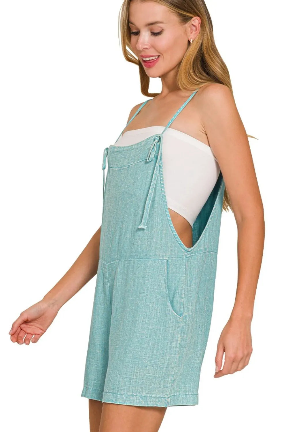 Avslappet grønn sommer romper for dame, med justerbare stropper. Ideell for ferie og strandantrekk.