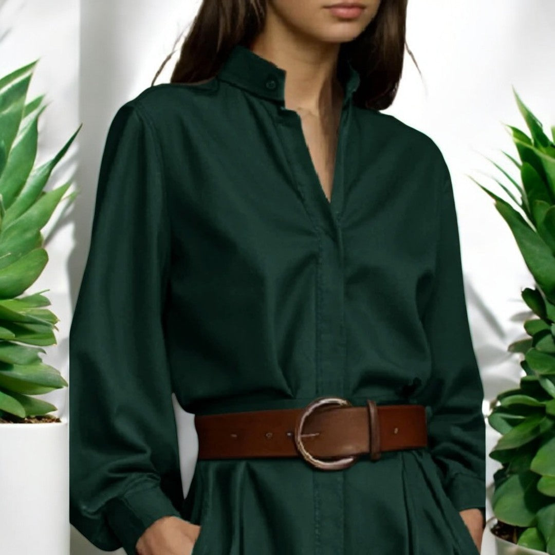 Brun damebluse for kvinner med moderne puffermer og knapper; ideell for kontorantrekk.