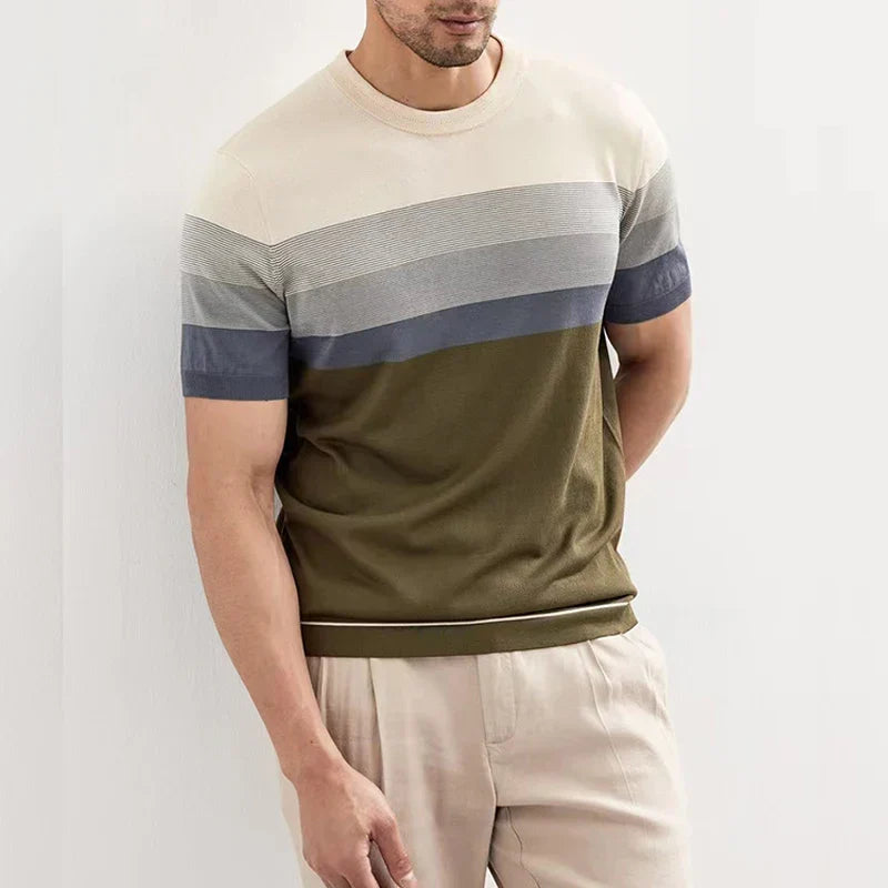 Hvit, stilren herre t-skjorte. Sømløs design og kort erme for en behagelig og casual hverdagslook.