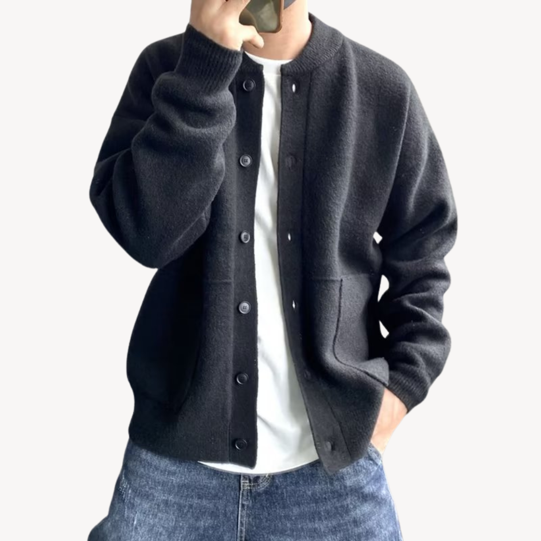 Svart herrekofta med knapper, ideell for avslappet stil. Varm strikket cardigan til høst og vinter.