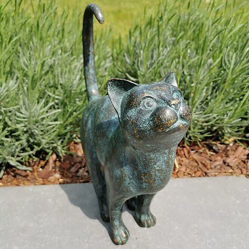 Realistisk grønn kattestatue i polyresin. Sjarmerende hagefigur og utendørsdekorasjon for hagen.