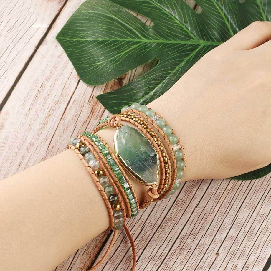 Boho-inspirert armbånd med grønne aventurinkrystaller. Stilige smykker for kvinner.