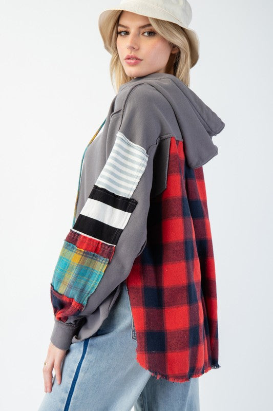 Allsidig grå rutete hettegenser for dame. Trendy og varm kvinnegenser med mykt stoff og rutemønster for komfortabel stil.