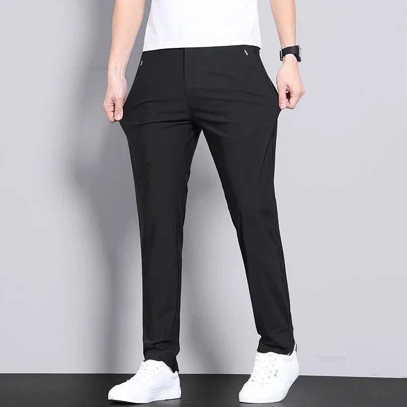 Komfortable stretchbukser for menn, sort slimfit design, ideell for casual og forretning.