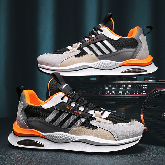 Moderne herresneakers i beige, perfekte som fritidssko og uformelle hverdagssko med god komfort.