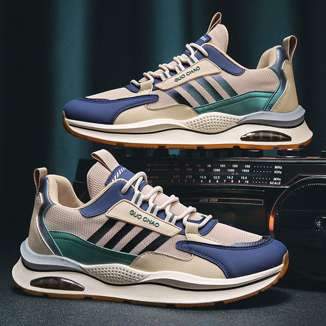 Svarte pustende herresneakers, ideelle som sporty joggesko for menn og komfortable hverdagssko.