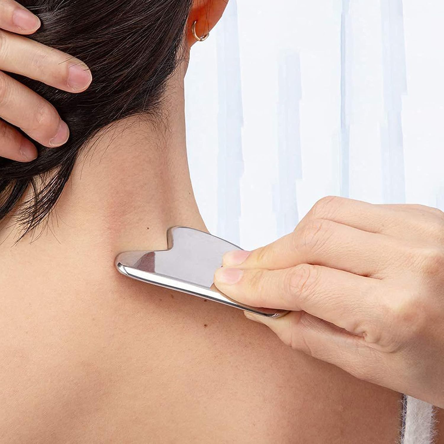 Elegant Gua Sha-verktøy i rustfritt stål. Perfekt for ansikts- og kroppsmassasje, fremmer hudpleie og avslapning.