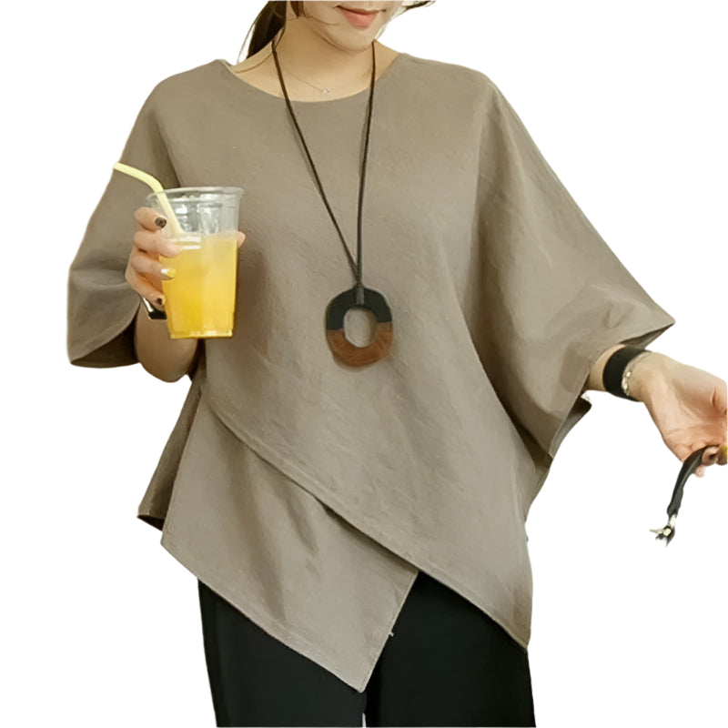 Komfortabel khaki flaggermuserme bluse, asymmetrisk og halvermet, perfekt for casual retro stil.