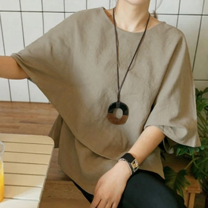 Hvit retro damebluse, asymmetrisk med komfortable halvermete flaggermusermer for kvinner.