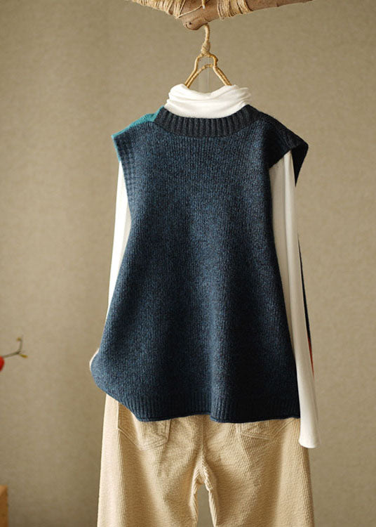 Lett patchwork strikket strandvest for kvinner med v-hals, i gul og mørkeblå, sommerklar stil.