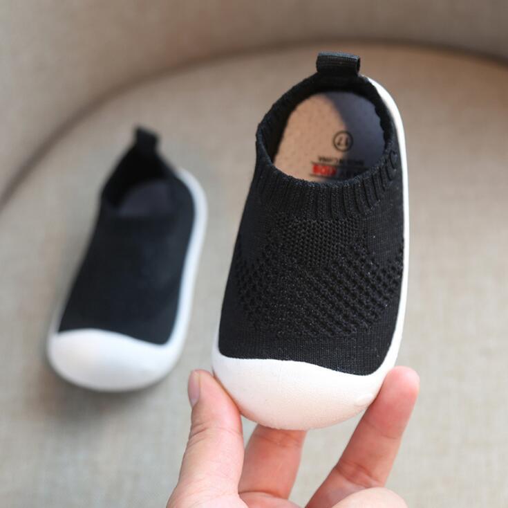 Røde fleksible babysko, komfortable for barn som lærer å gå.