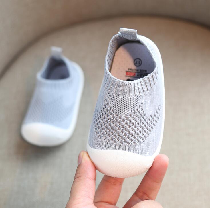 Pustende babysko for første skritt, designet for spedbarnskomfort og sikkerhet.