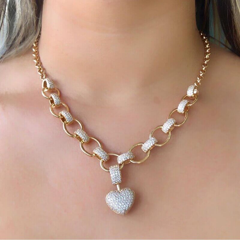 Vakkert gullbelagt hjertehalskjede med zirconia for en elegant dame look.