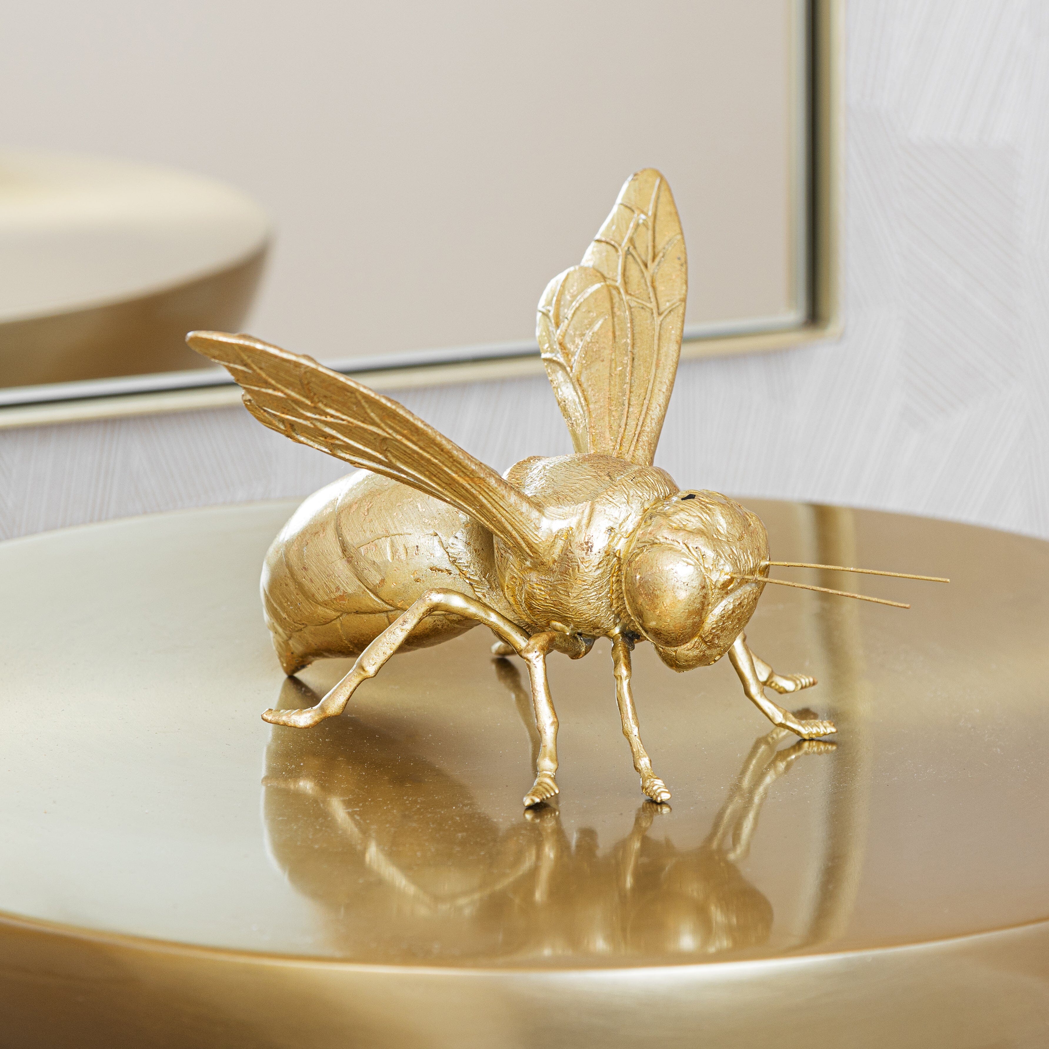 Dekorativ gullbie for hjemmedekor. Elegante detaljer, ideell som luksuspynt i stuen eller på hyllen.