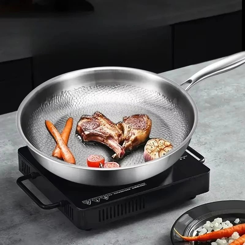 Detalj av håndhamret overflate på robust titan stekepanne. Unikt design og non-stick belegg for enkel matlaging.