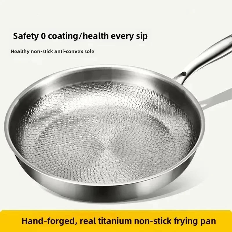 Induksjonsbunn på titan stekepanne. Optimal varmeledning og kompatibilitet med alle kokeplater for effektiv matlaging.