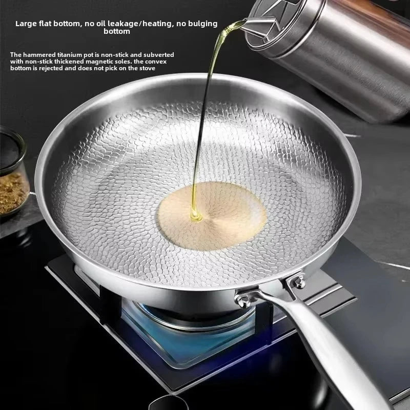 Egg stekes i håndhamret titanpanne. Non-stick belegg sikrer perfekt resultat og enkel snuoperasjon.