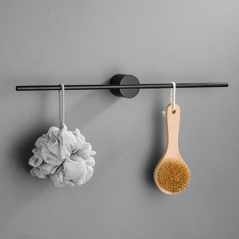 Stilig metall håndkleholder med justerbar stang; tidløs design for hjemmets interiør.