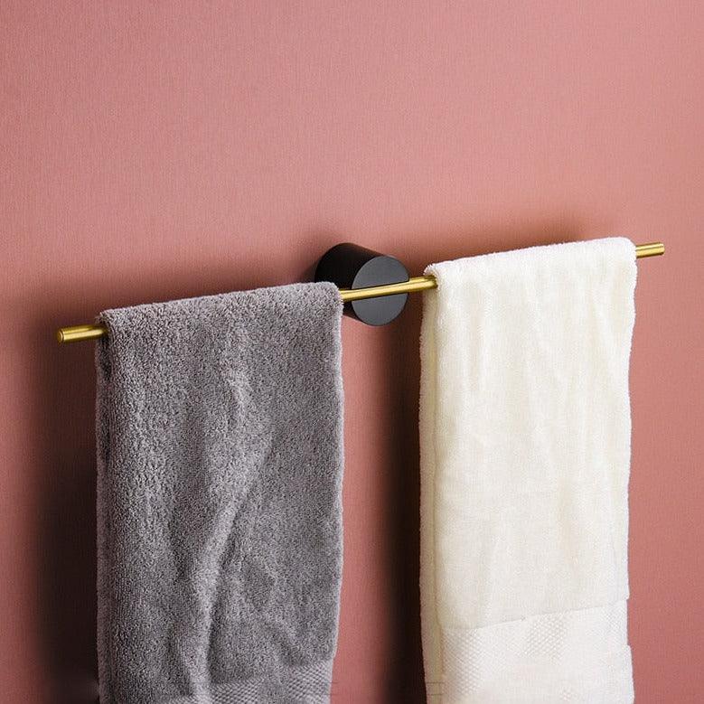 Praktisk håndkleholder i metall for badet; justerbar lengde for ulike håndklær og behov.