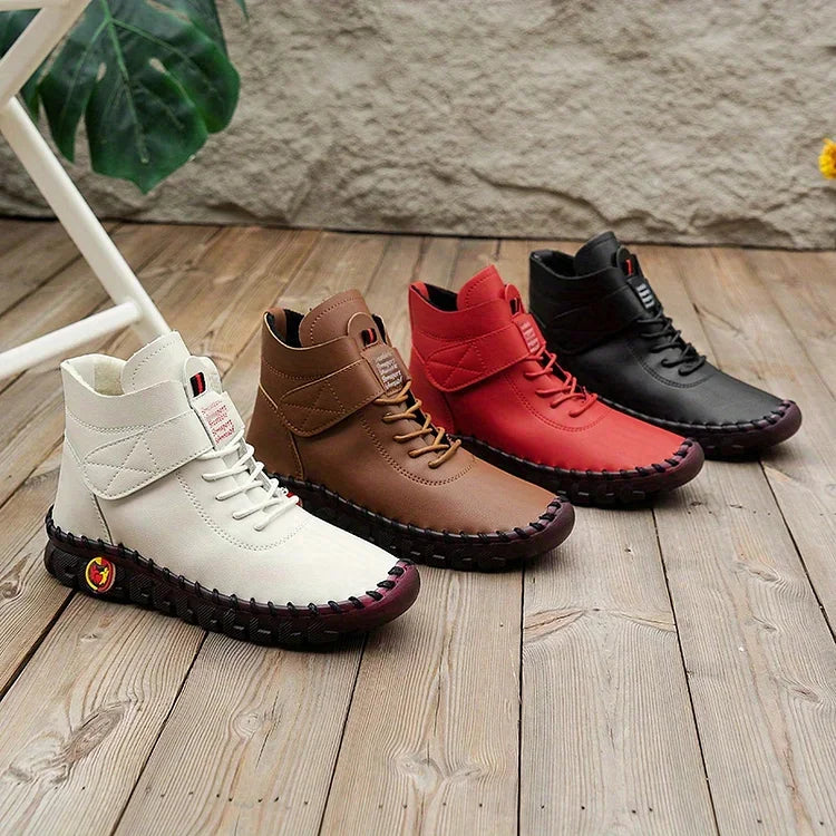 Ryggdetalj av allsidige sneakerstøvler. Håndlagde, komfortable kvinnestøvler for daglig bruk.