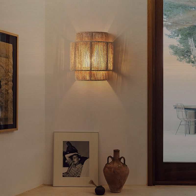 Dekorativ rattan vegglampe med bohemsk stil, gir mykt lys til hjemmet. Håndlaget belysning.