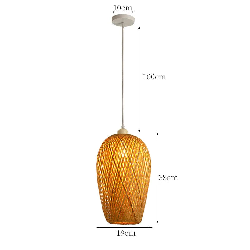 Lang boho hengelampe i rotan, perfekt for rom med høyt tak og naturlig touch.