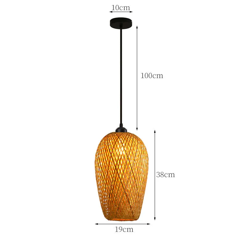 Håndlaget taklampe i flettet rotan, gir et varmt og naturlig skinn.