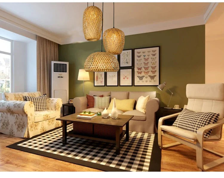 Belysning i naturlig stil: Flettet rotan hengelampe som stuelampe.
