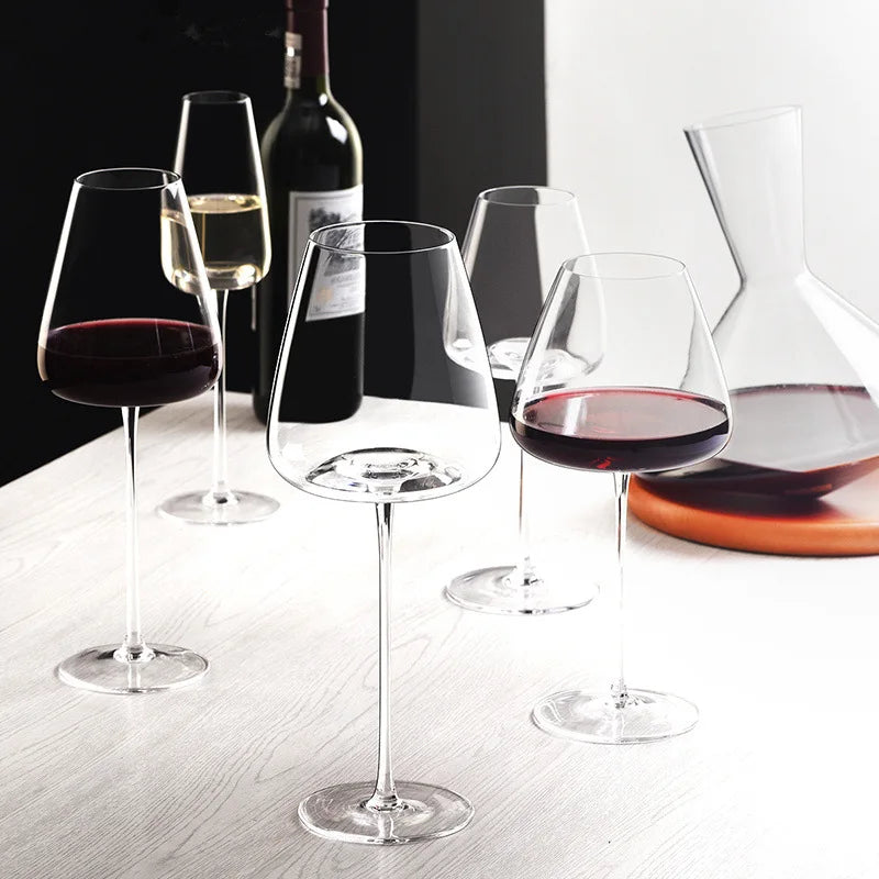 Firesett med håndlagde krystallglass. Inkluderer vinglass og champagneglass for servise.