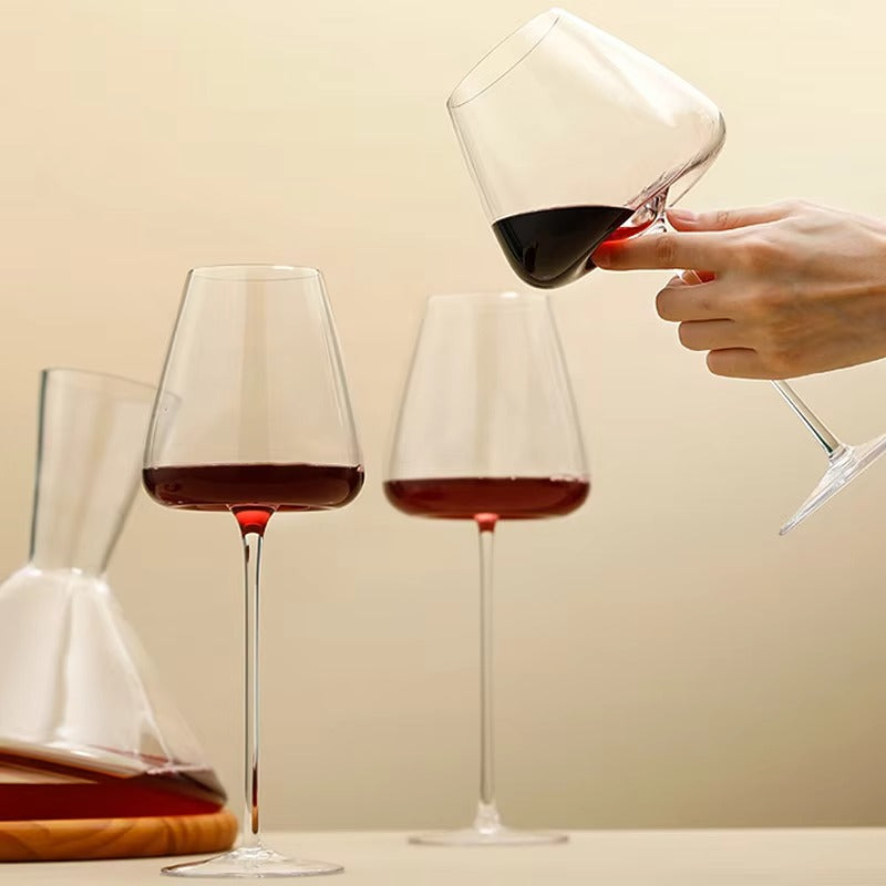 Håndlagde krystallvinglass og champagneglass elegant arrangert på bord. Festservise.