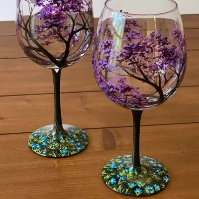Detaljert håndmalt glass med unike årstidsdesign; et kunstnerisk vinglass for samlingen.