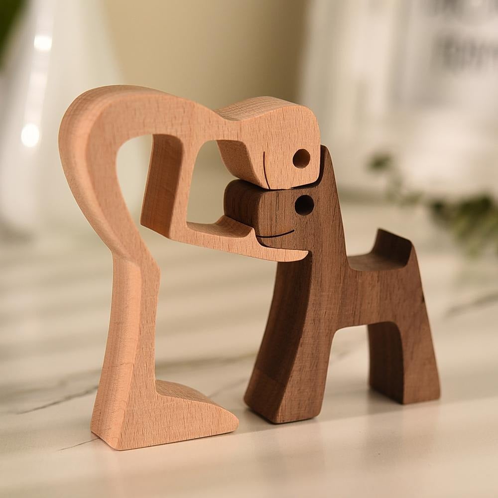 Unik, hĂĄndlaget trefigur skulptur av menneske & hund. Perfekt gaveide & dyrefigur dekorasjon.