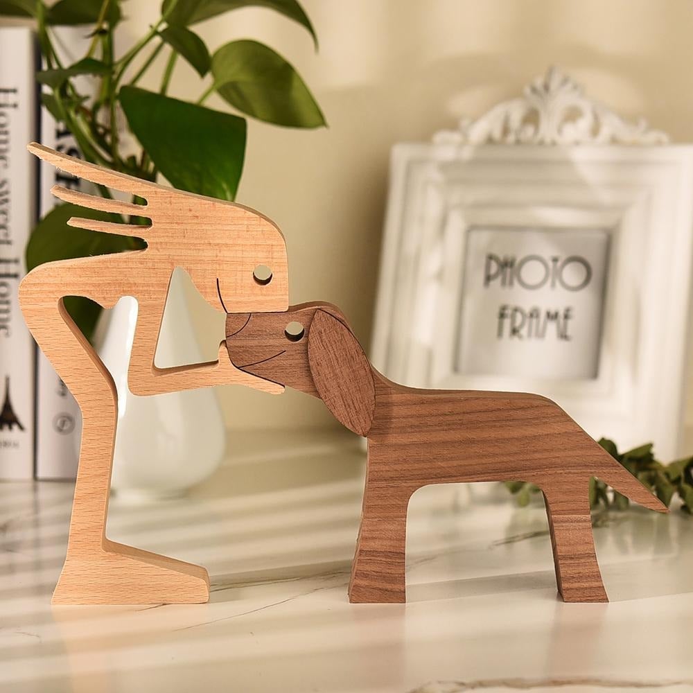 Vakker hundefigur i tre, symboliserer kjærlighetsbånd. Ideell håndlaget hundegave til hjemmet.