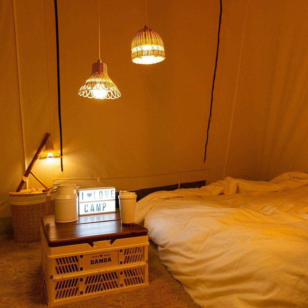 Eksklusiv, håndvevd lampeskjerm av naturlig rattan. Gir en myk og diffus belysning. Flott taklampe.