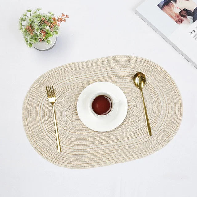 Boho-inspirerte håndvevde bordbrikker i rustikk stil. Skaper koselig borddekking og interiørdekor.
