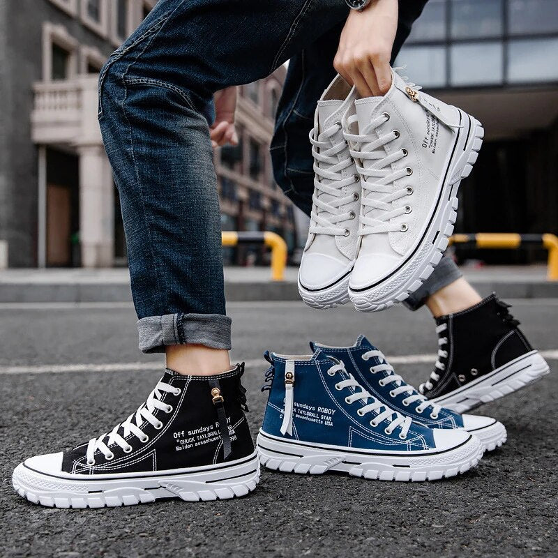 Detaljbilde av sålen på høye herresneakers. Slitesterk såle gir godt grep og langvarig komfort for bybruk.