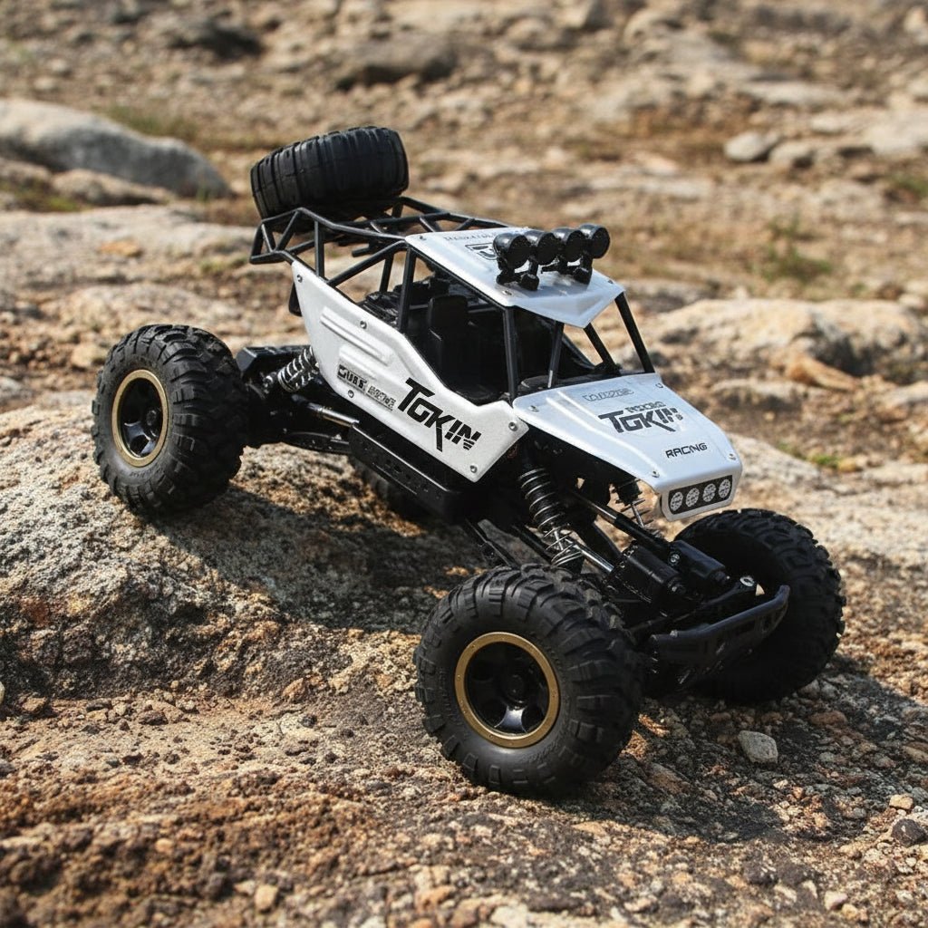 Robust 4x4 fjernstyrt monstertruck klatrer over hindringer. Ideell offroad lekebil for alle aldre.