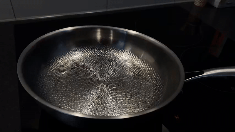 Kjemikaliefri hamret titanpanne for sunn matlaging. Sikrer jevn varmefordeling og perfekt steking.