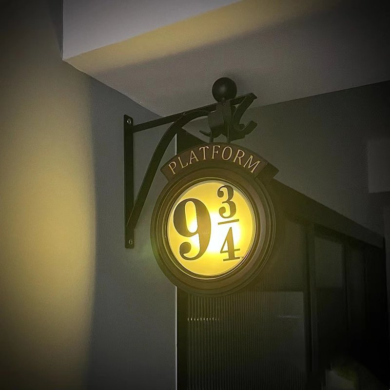 Stemningsfull Harry Potter Plattform 9 3/4 vegglampe. Ideell gaveide for fans og unik interiør i ethvert rom.