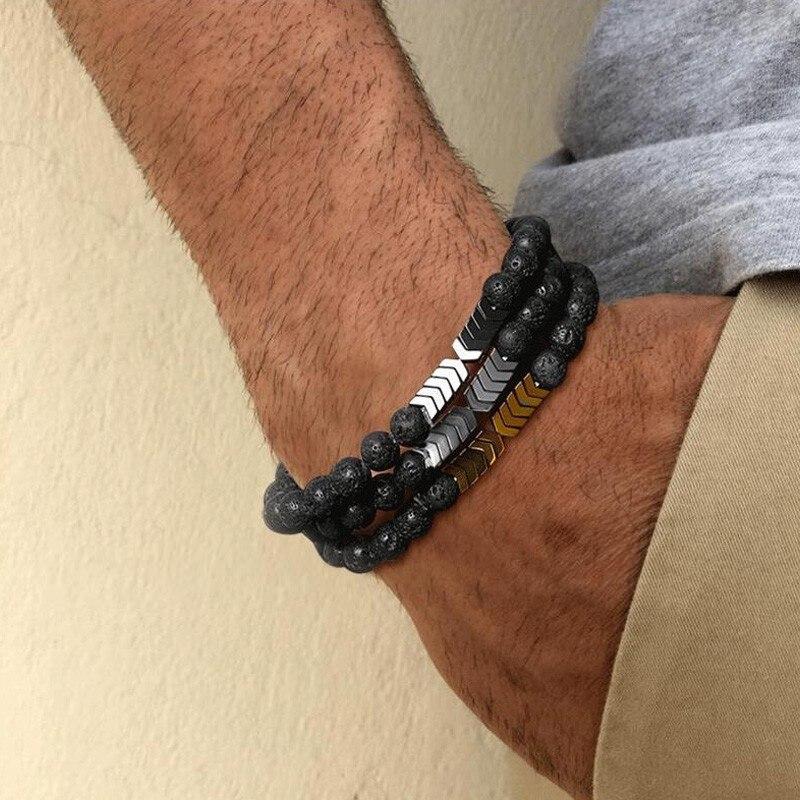 Håndledd med Hellig Pil diffuser armbånd, viser frem de naturlige lavasteinene og hematitten.
