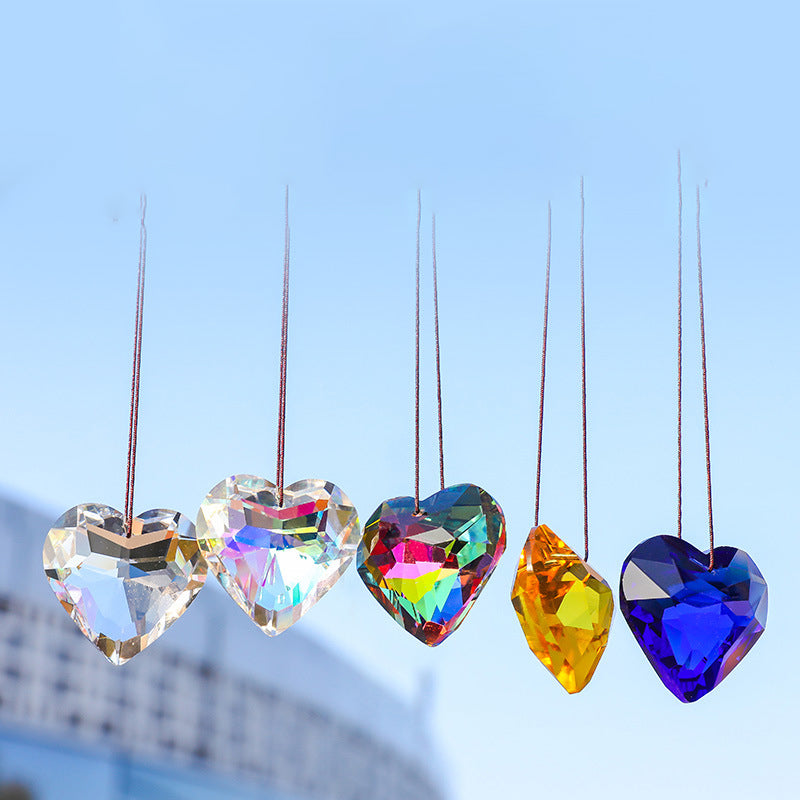 Glitrende hjerte krystall prisme, en fengende suncatcher som lyser opp rommet.