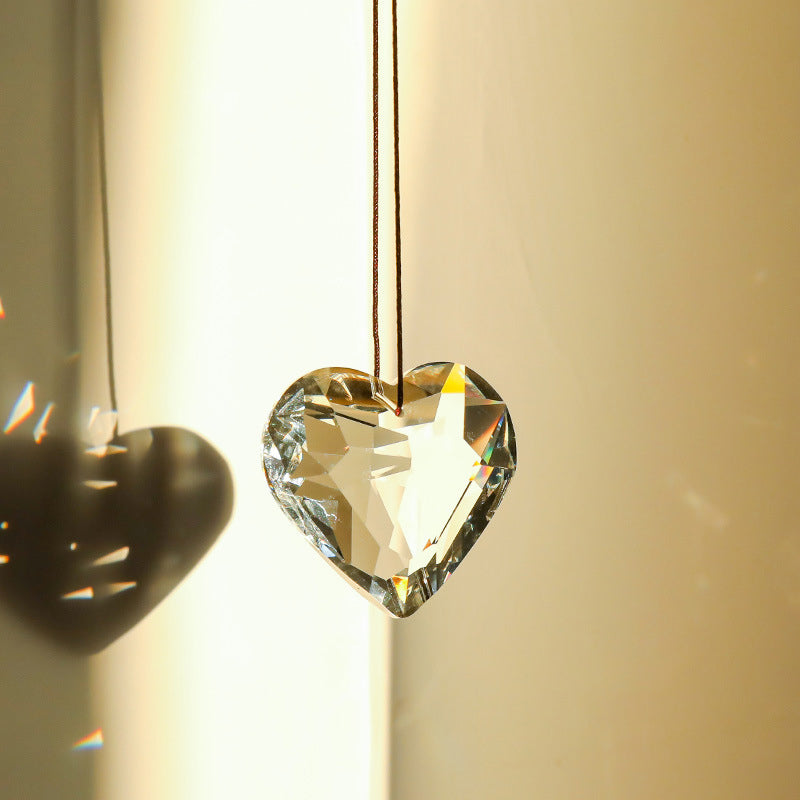 Hjerteformet vindusdekor, krystall suncatcher prisme som skaper nydelige regnbuer.