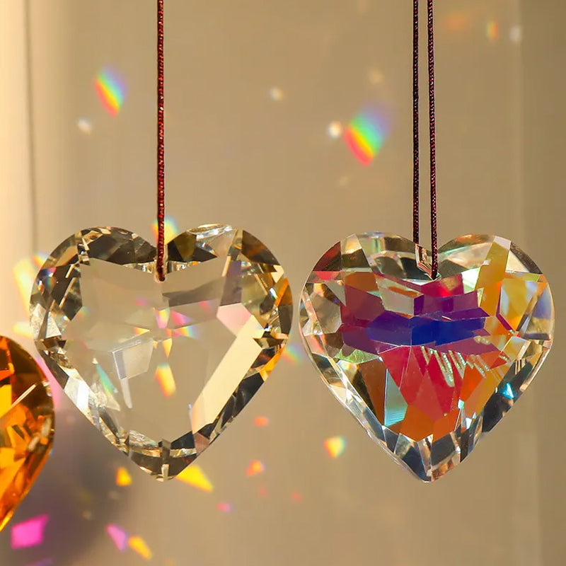 Vakker hjerteformet krystall prisme suncatcher, fyller rommet med regnbuer.