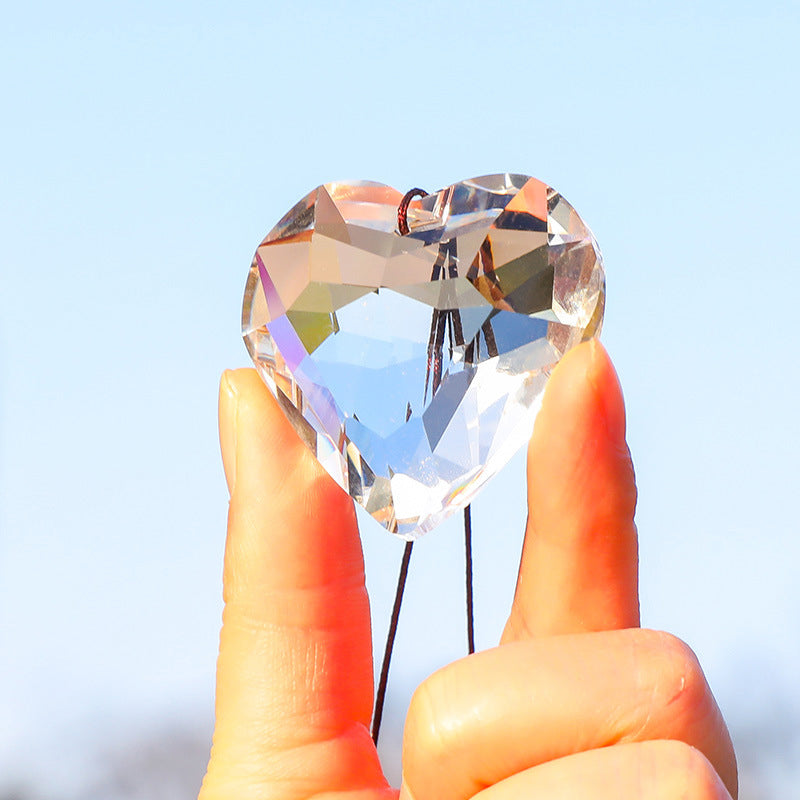 Hjerte suncatcher prisme, skinnende krystalldekor som sprer regnbueglitter.