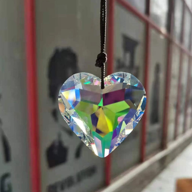 Magisk hjerte krystall suncatcher for vindu, en strålende regnbue dekorasjon.