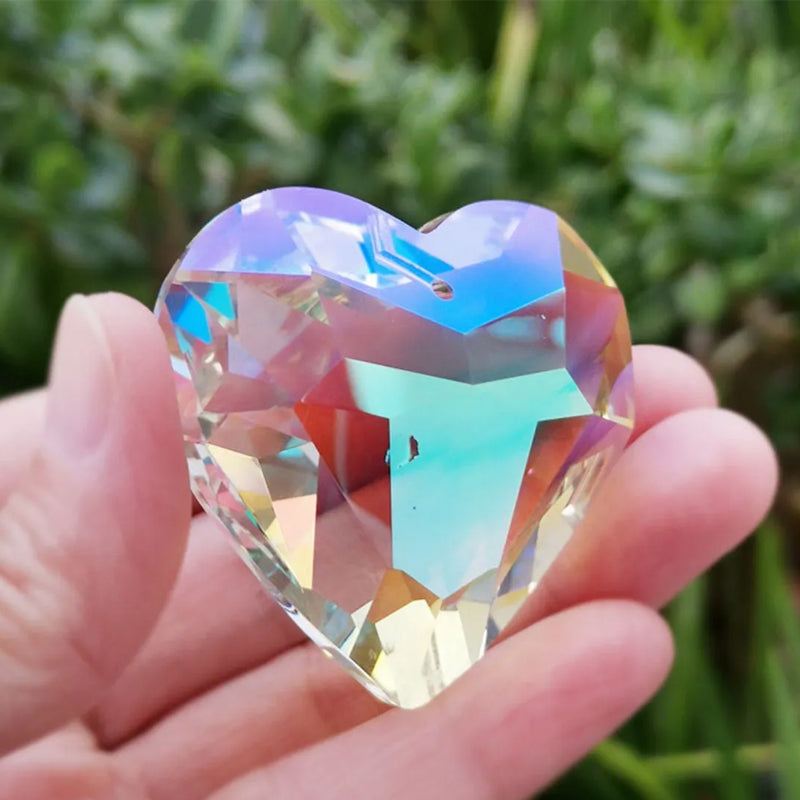 Suncatcher med hjerteformet krystall, gir vakre regnbueeffekter i hjemmet.