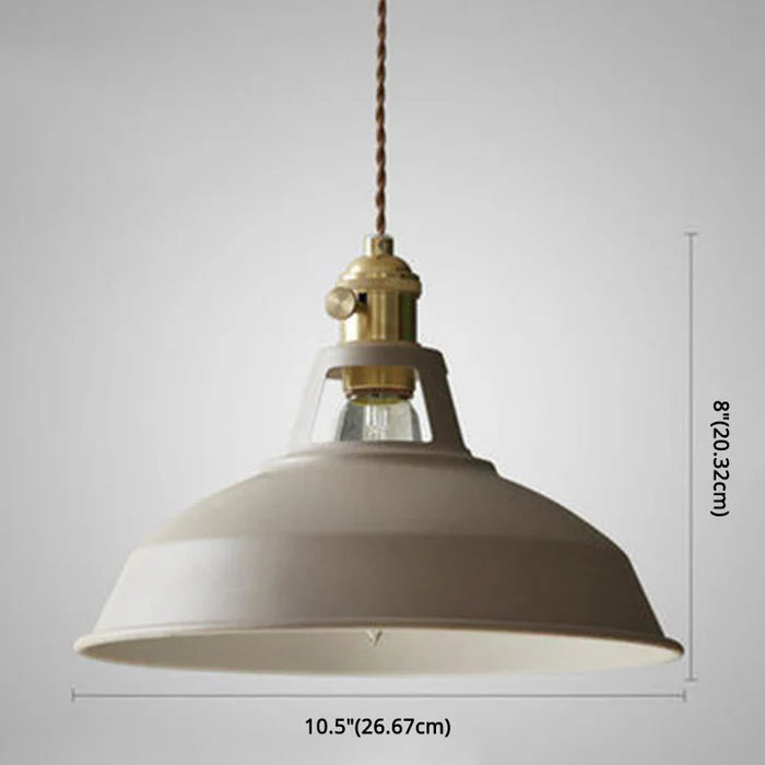 Nærbilde av industriell lampe med fin finish, understreker kvalitet og vintage stil i interiøret.