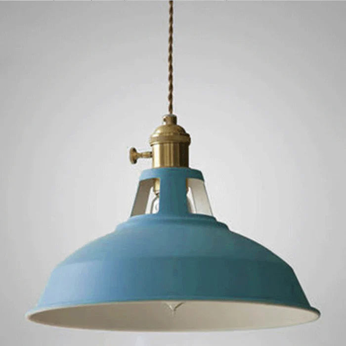 Stilren pendellampe i industrielt design, en flott belysning som passer moderne så vel som retro interiør.