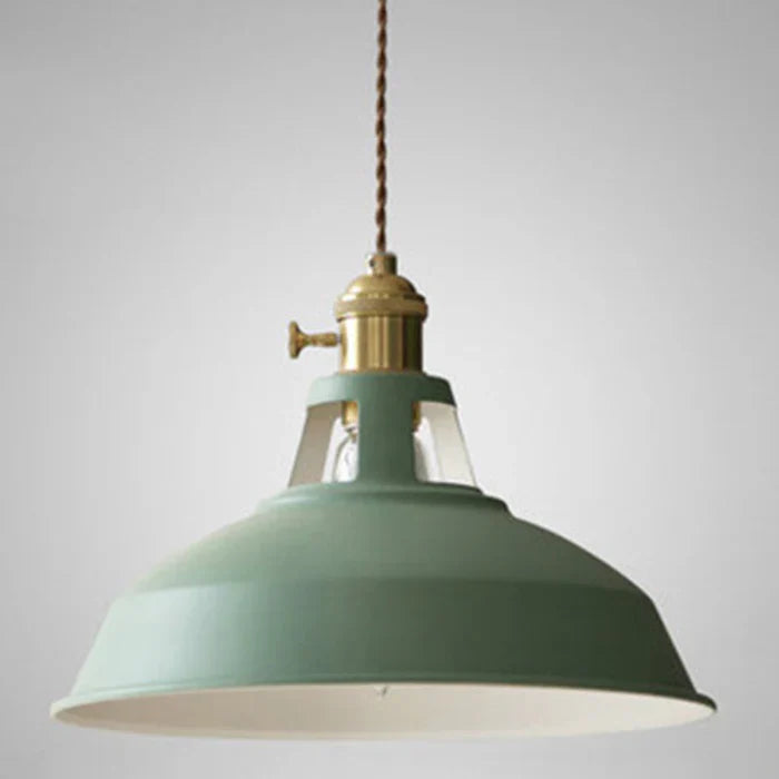 Elegant taklampe med industriell look, skaper varm belysning i en moderne spisestue.