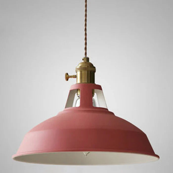 Enkel hengende lampe med industrielt design, ideell for restaurant belysning eller hjemmeinnredning.
